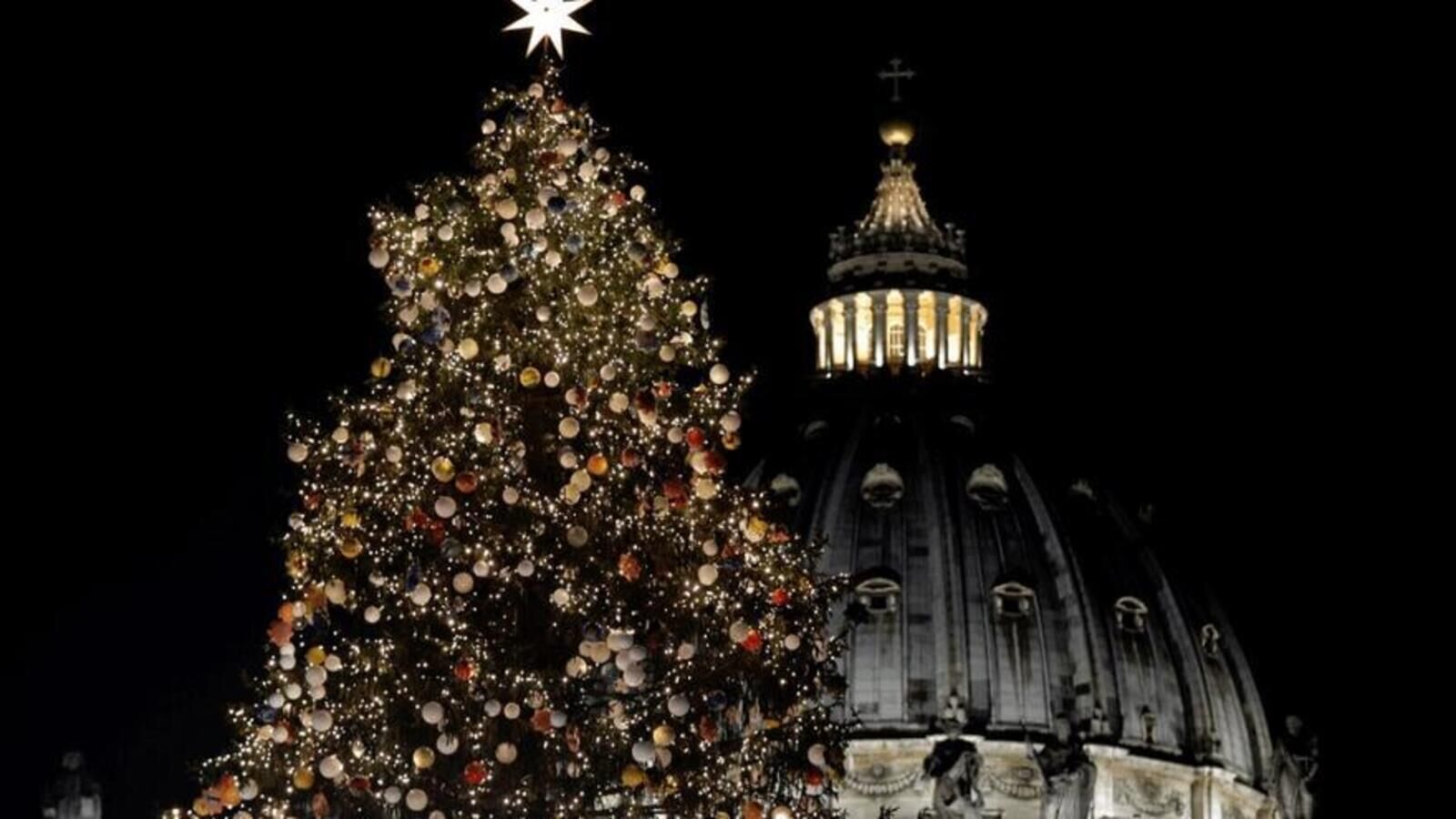 El Vaticano inaugura el belén y enciende el gran árbol de Navidad
