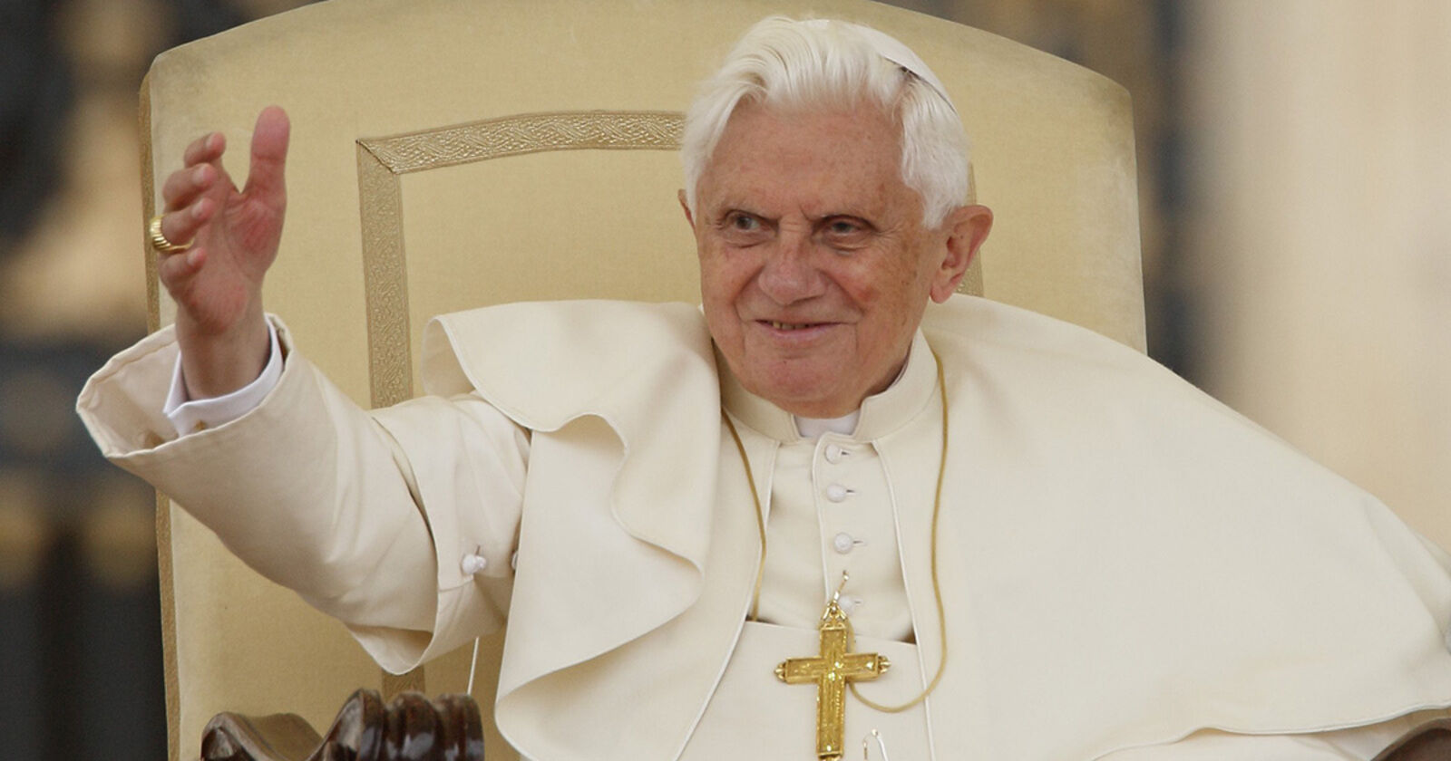 Una homilía inédita de Benedicto XVI revela el sentido del Cordero de Dios