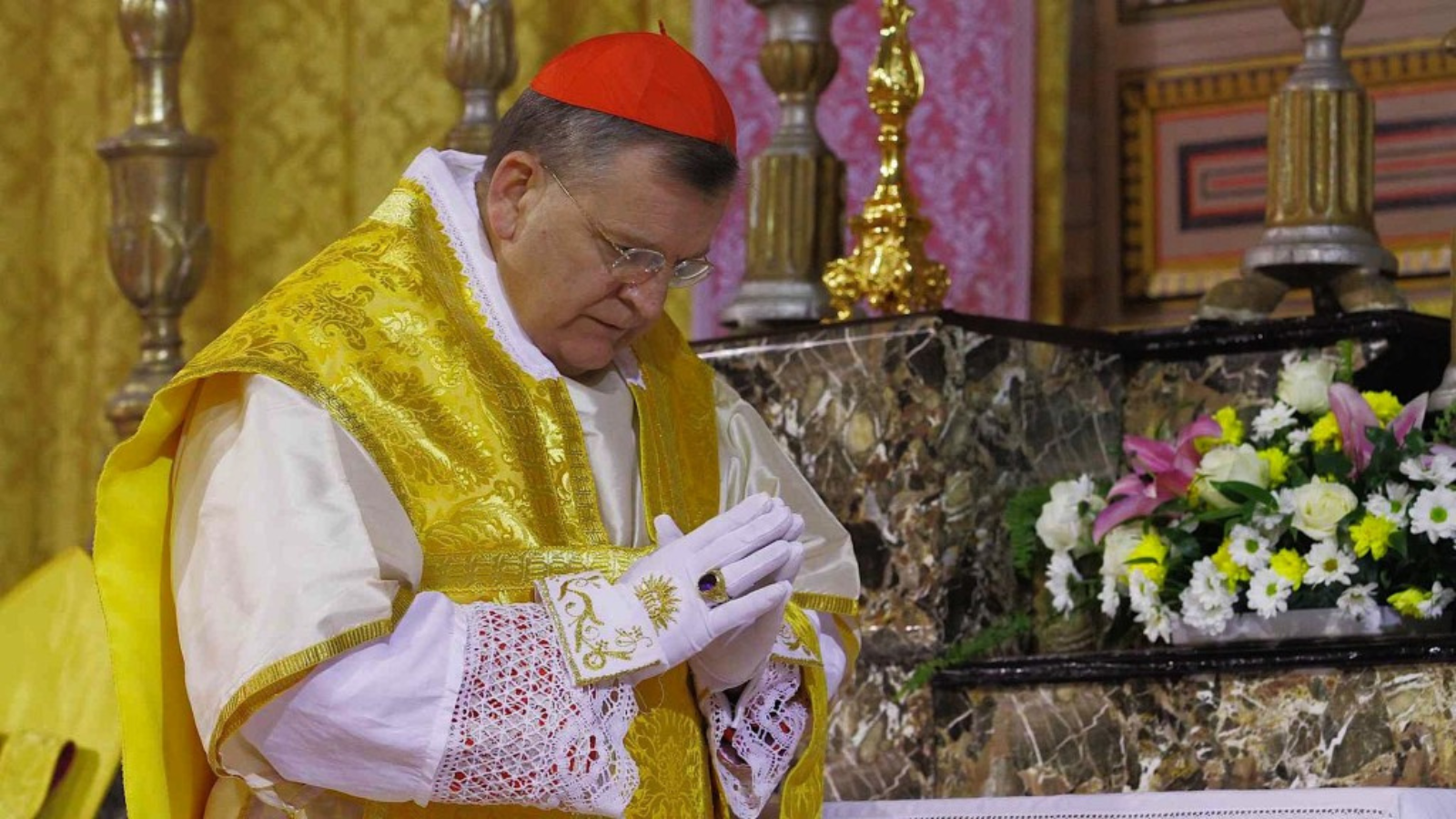 El cardenal Burke pide al Papa León XIV que derogue las restricciones a la Misa Tradicional en Latín