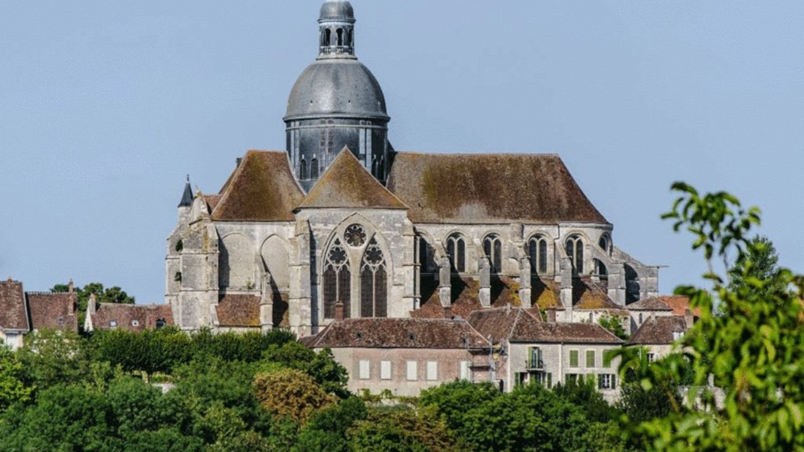 El Obispo de la diócesis de Meaux anuncia una Misa de reparación tras la profanación la colegiata de Saint-Quiriace