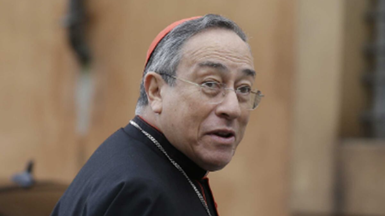 El cardenal Maradiaga 'bendice' la pastoral LGTB