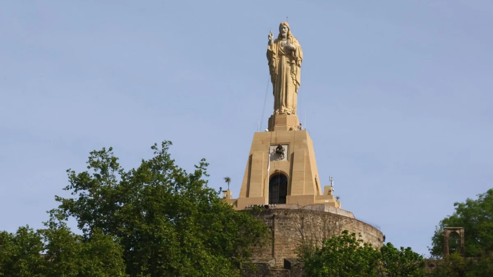 El Obispo de San Sebastián decreta una oración fija por la paz y la concordia en las misas de la capilla del monumento al Sagrado Corazón de Urgull