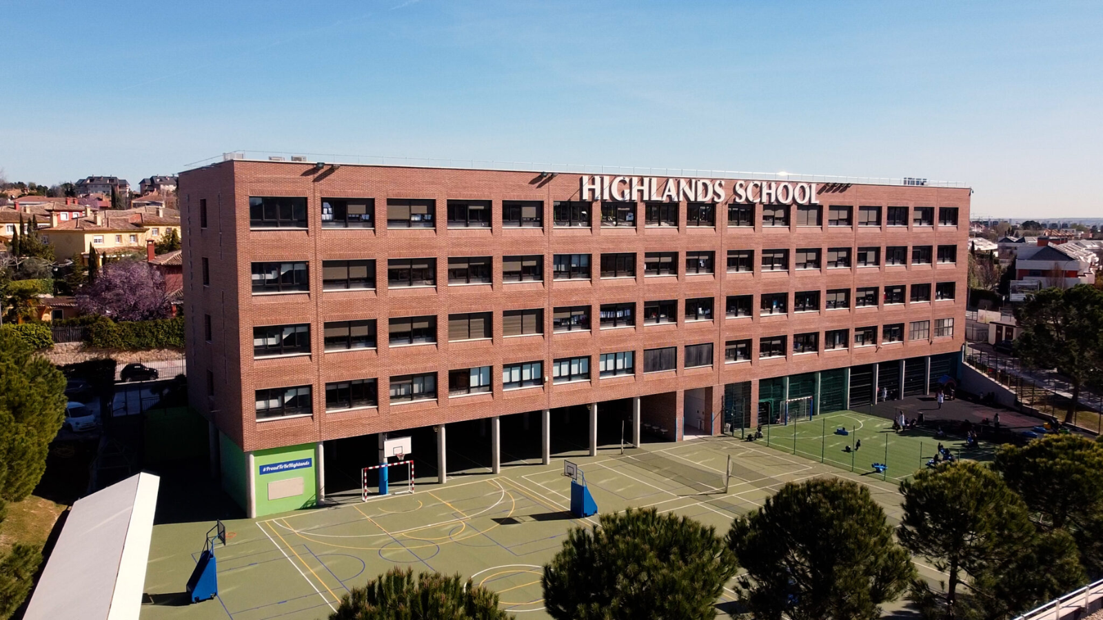 La directora del Highlands El Encinar entona el 'mea culpa' y reconoce que el colegio no actuó correctamente antes de la detención del padre Marcelino