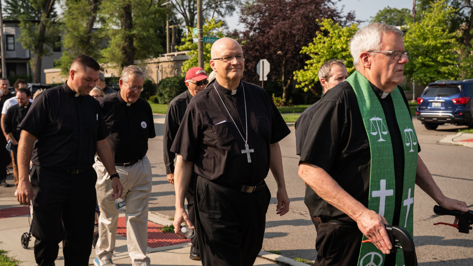 El arzobispo de Detroit participa en una &quot;procesión&quot; contra las leyes anti-inmigración del gobierno de Trump