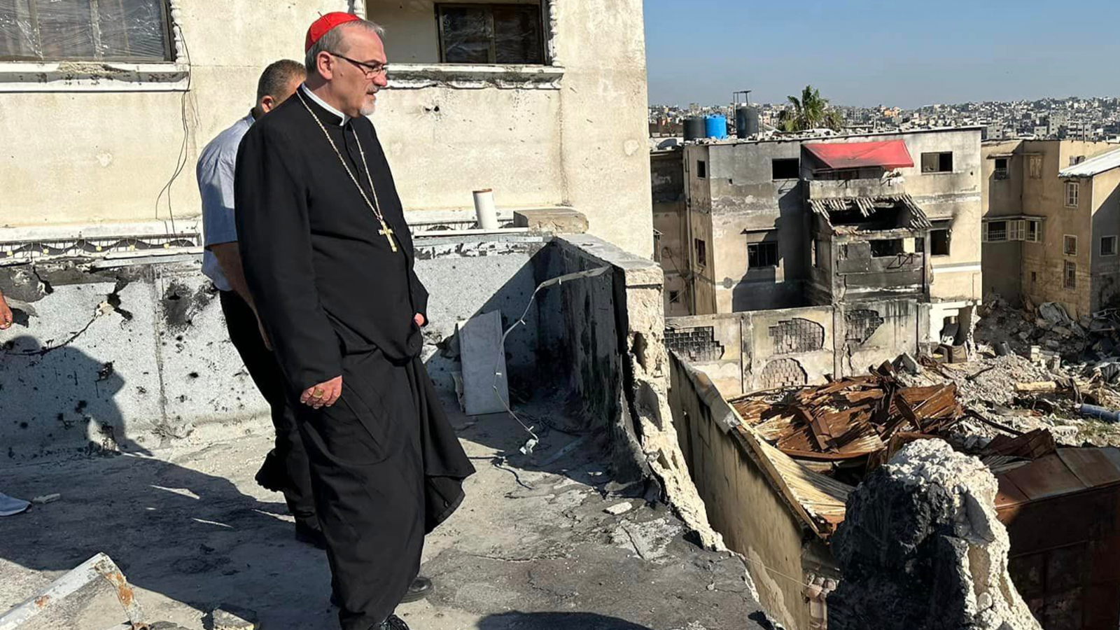 El cardenal Pizzaballa y Patriarca Teófilo III visitan Gaza tras el ataque de Israel a la iglesia de la Sagrada Familia