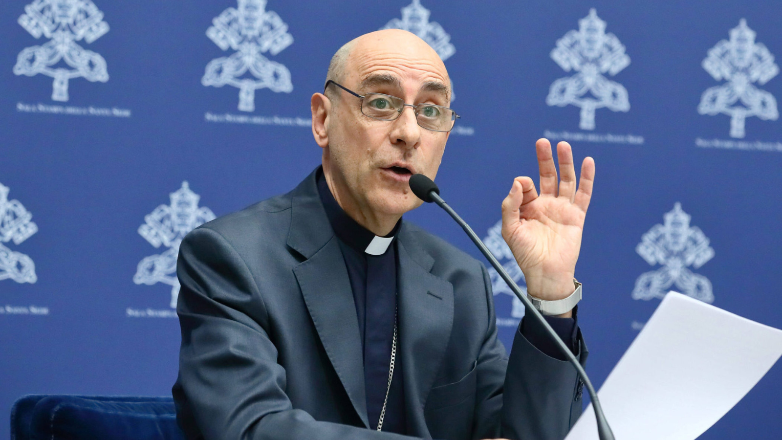 El cardenal Víctor Manuel Fernández descarta retirar Fiducia supplicans