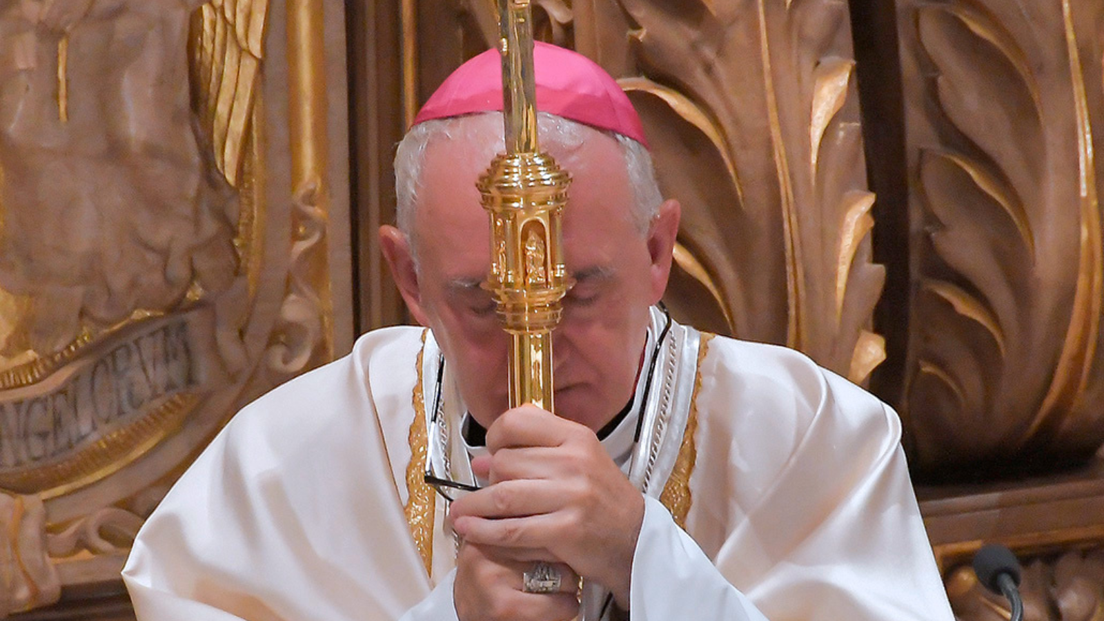 La diócesis de Barbastro propone un &quot;desprendimiento generoso&quot;... con condiciones: pide a Roma que el Opus Dei le devuelva la pila bautismal y la imagen original de Torreciudad