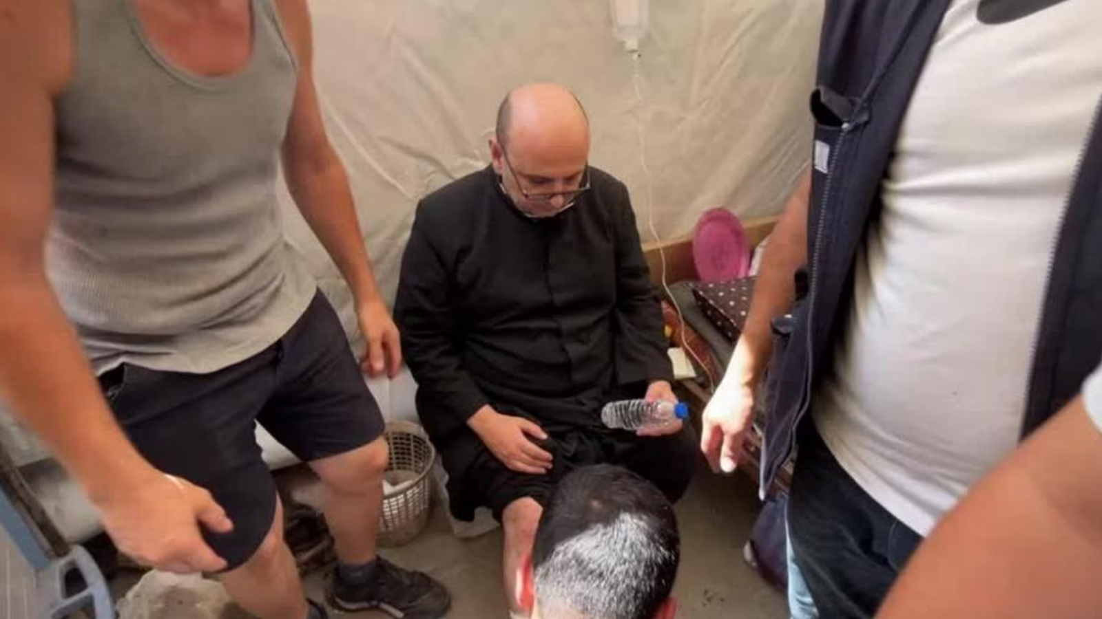 Israel bombardea la única iglesia católica de Gaza causando muertos y dejando herido al sacerdote Gabriel Romanelli