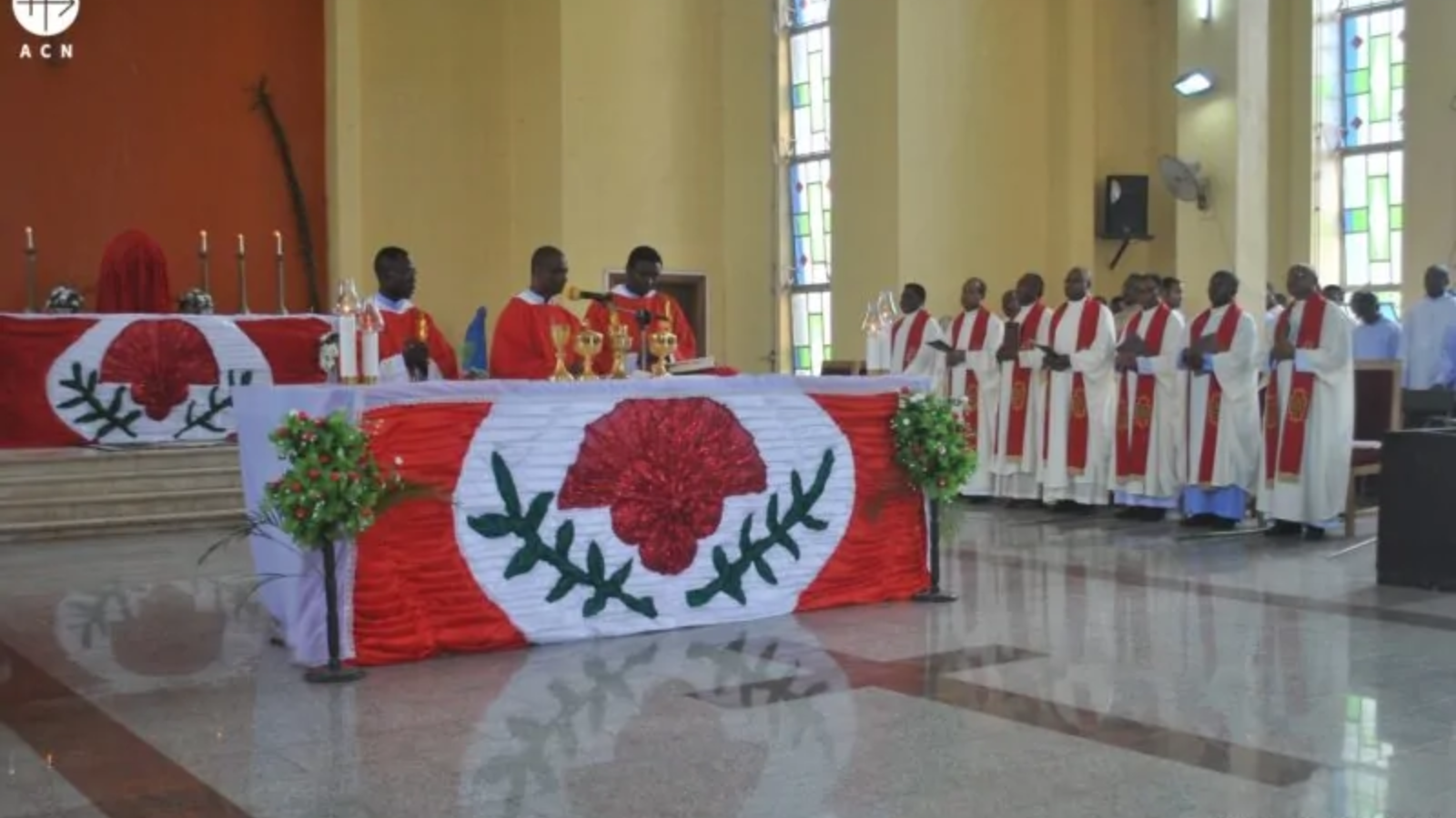Casi 1.000 personas reciben la Confirmación en Nigeria pese a la brutal persecución contra cristianos