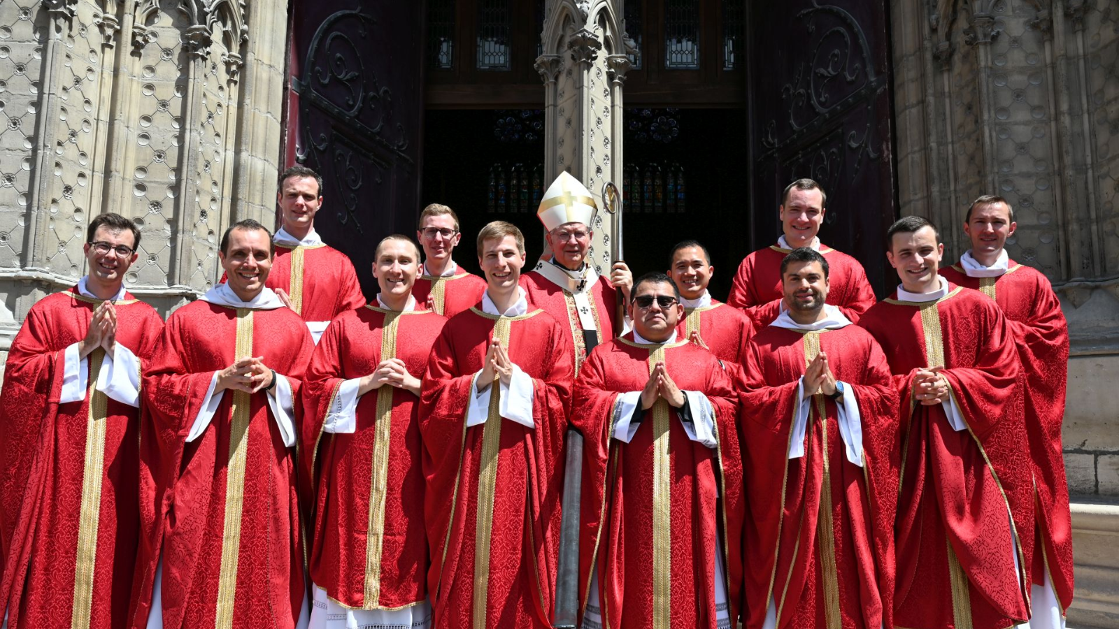 El arzobispo de París ordena a 16 nuevos sacerdotes