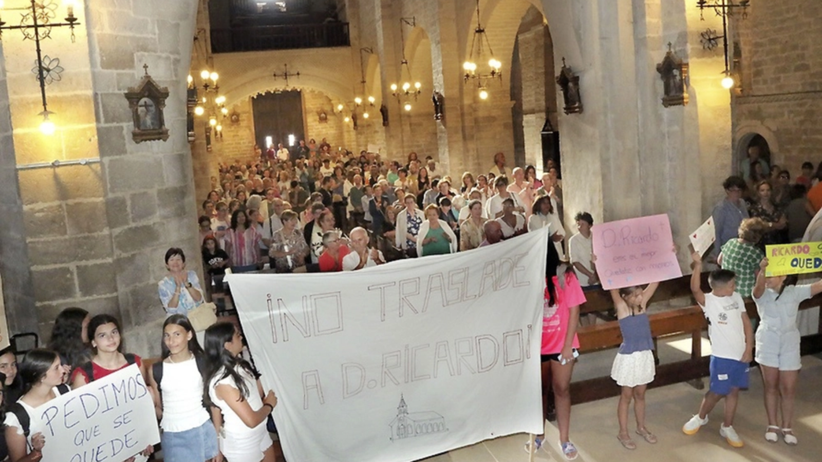 La presión de los feligreses doblega al obispo de Palencia y frena el traslado del párroco de Carrión