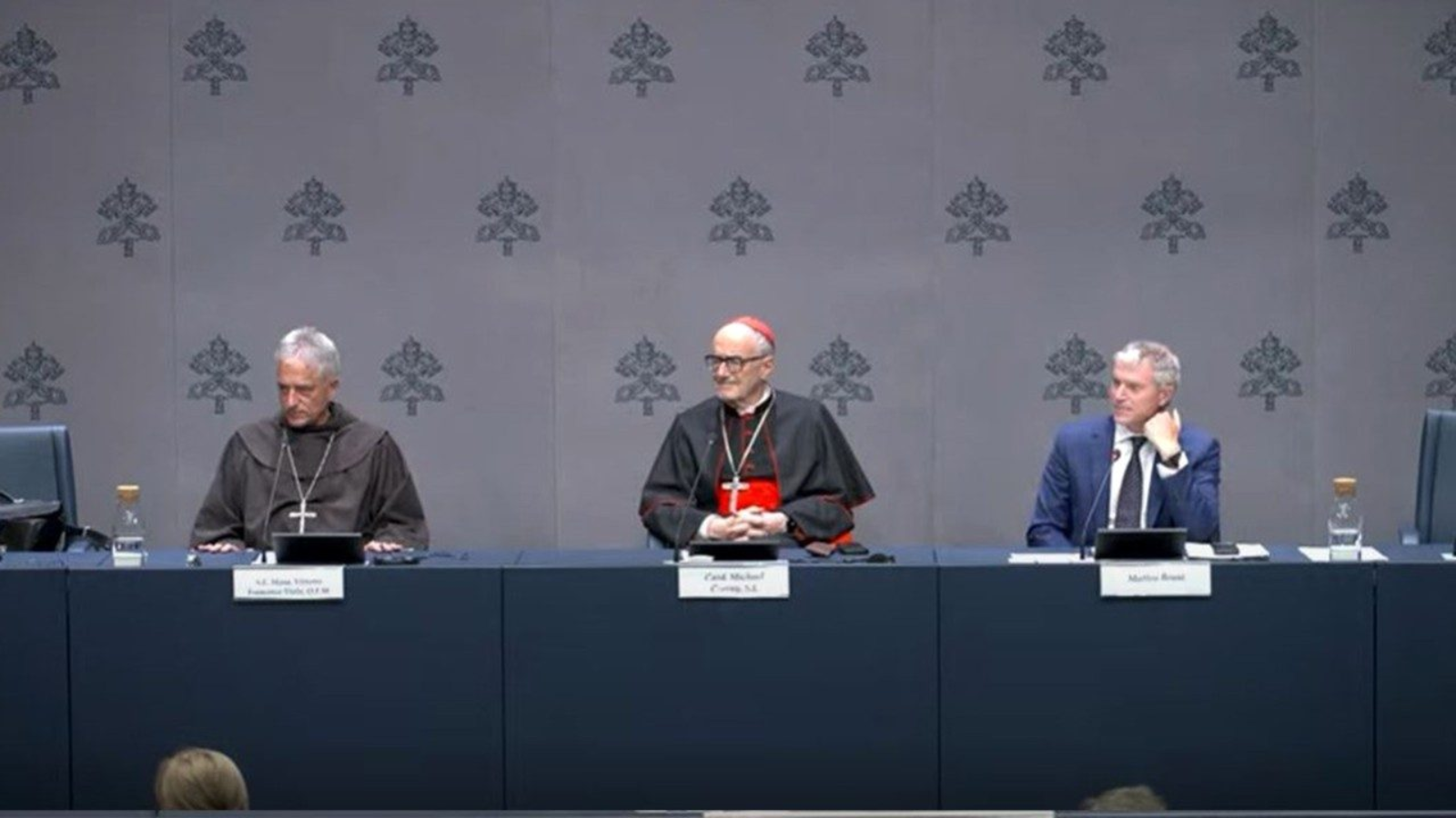 La polémica por el informe sobre la restricción de la Misa tradicional se cuela en el Vaticano: Bruni no confirma la autenticidad de los textos pero tampoco la niega