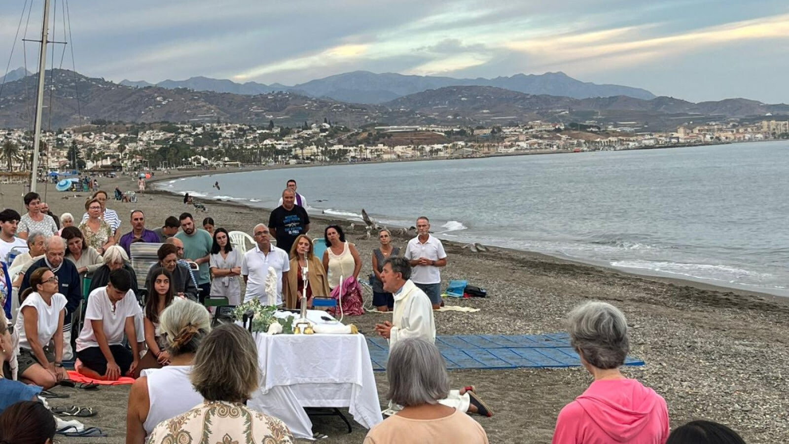 Adoración al Santísimo… en la playa: la última ocurrencia de la parroquia de Torre del Mar