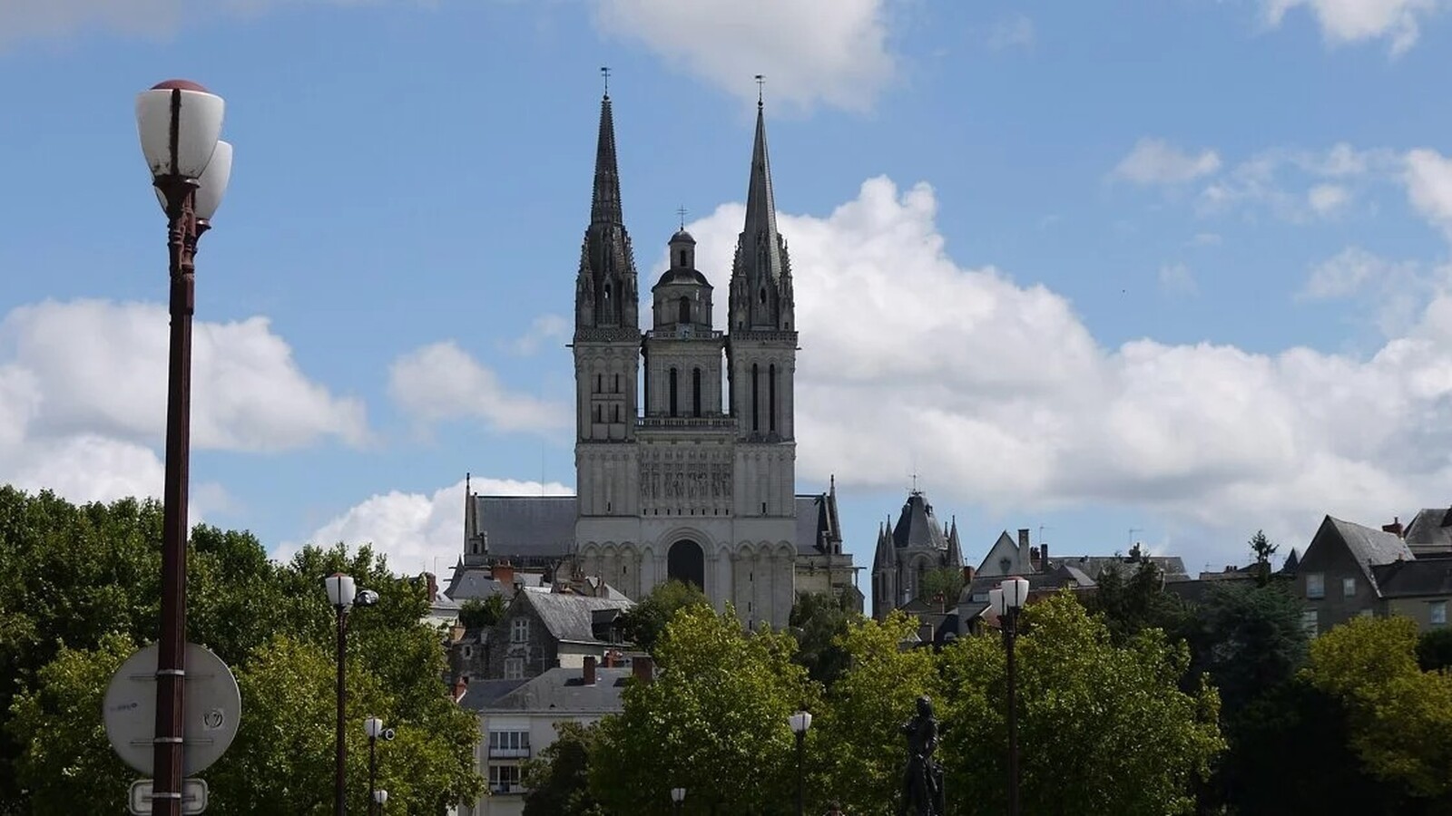 El nombramiento de un sacerdote condenado por posesión de imágenes pedopornográficas despierta dudas canónicas en Angers