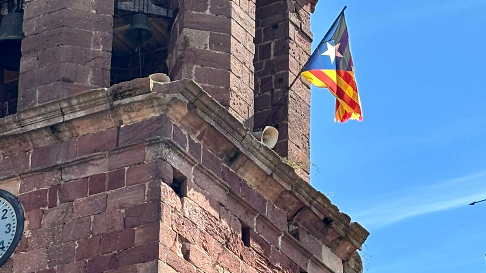 Retiran la estelada del campanario de Prades por orden del arzobispado de Tarragona