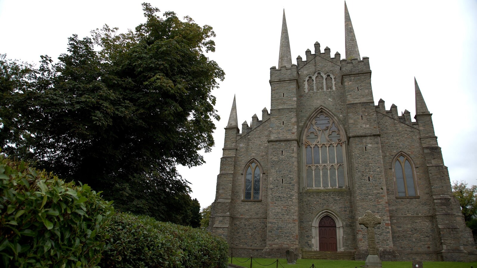 Conmoción en Downpatrick: ataque brutal a un sacerdote en la iglesia de San Patricio (Irlanda)