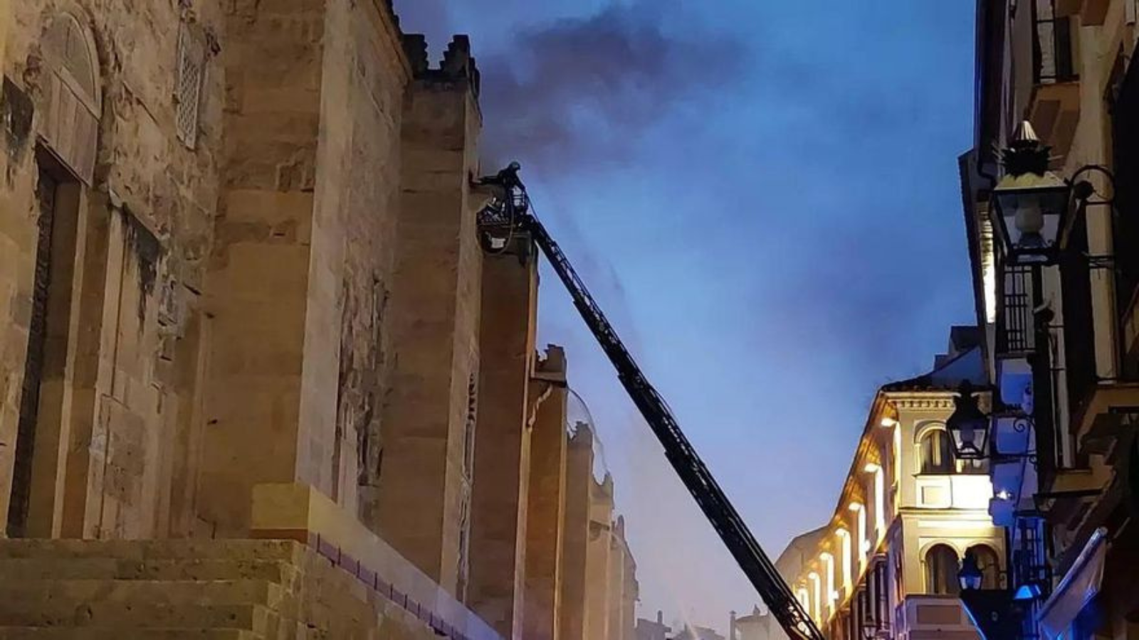 El Obispo de Córdoba agradece la colaboración de bomberos e instituciones tras el incendio en la Mezquita-Catedral