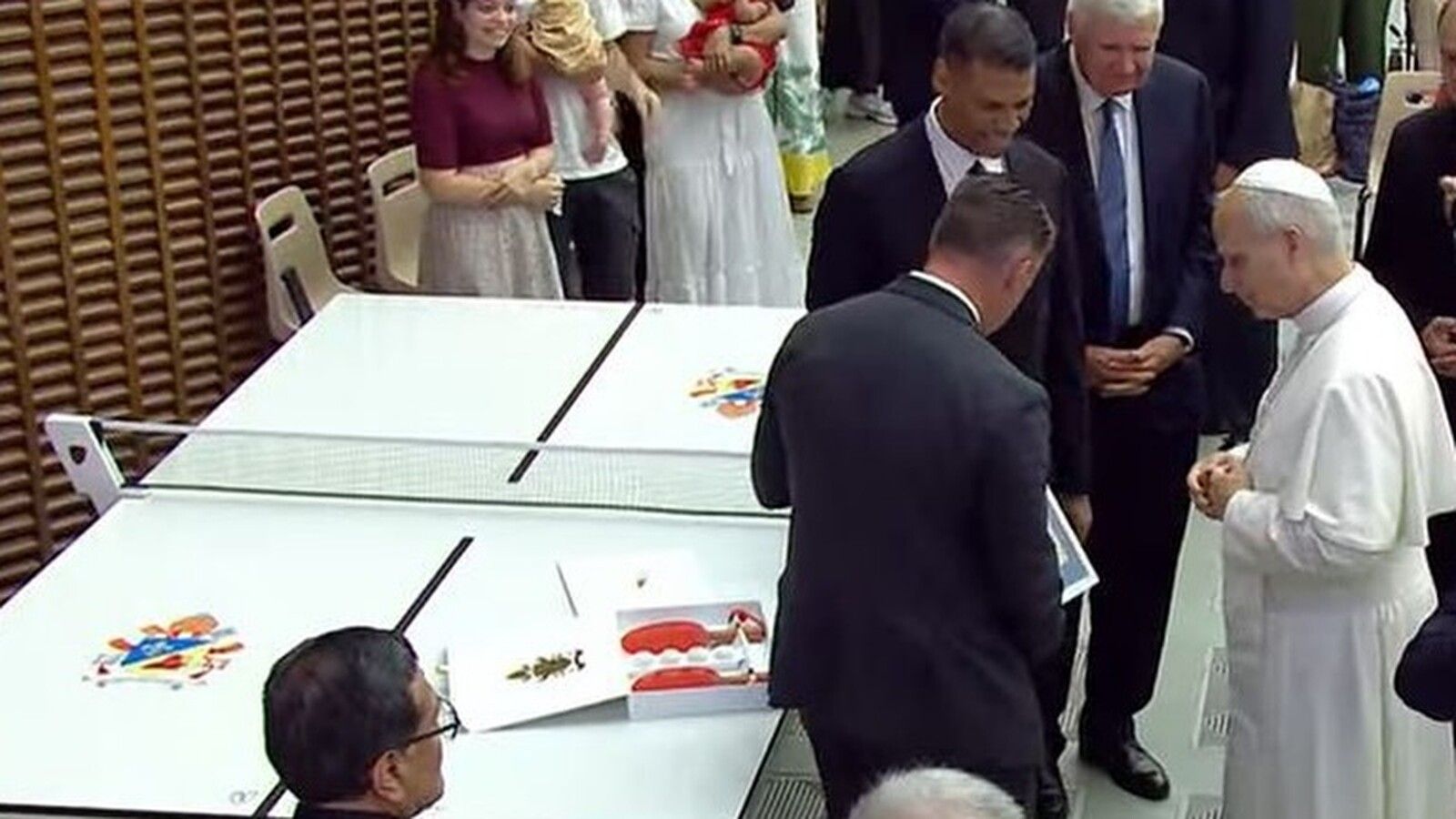 León XIV recibe una mesa de ping-pong blanca como regalo en el Vaticano