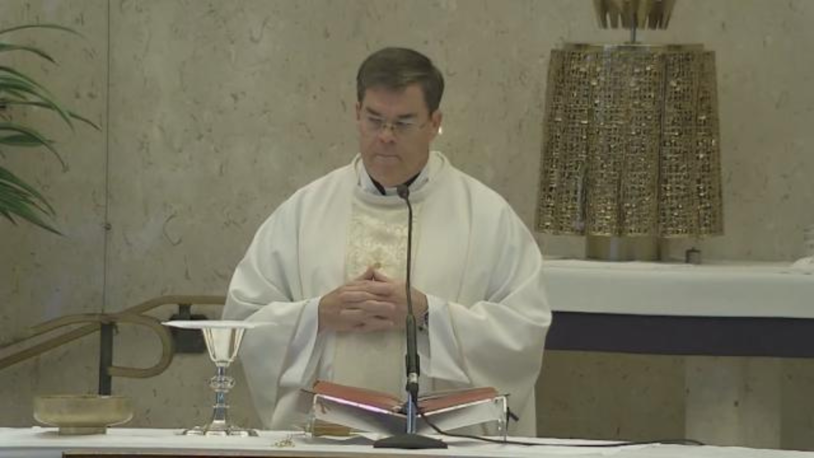 Un sacerdote de Estados Unidos bajo investigación tras acusaciones de explotación sexual y pagos de silencio