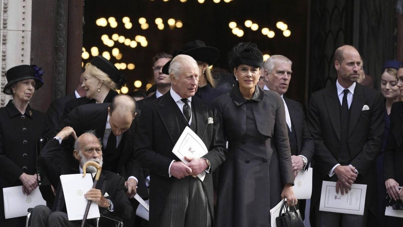La familia real británica asiste al primer funeral católico de un miembro de la realeza tras siglos de protestantismo