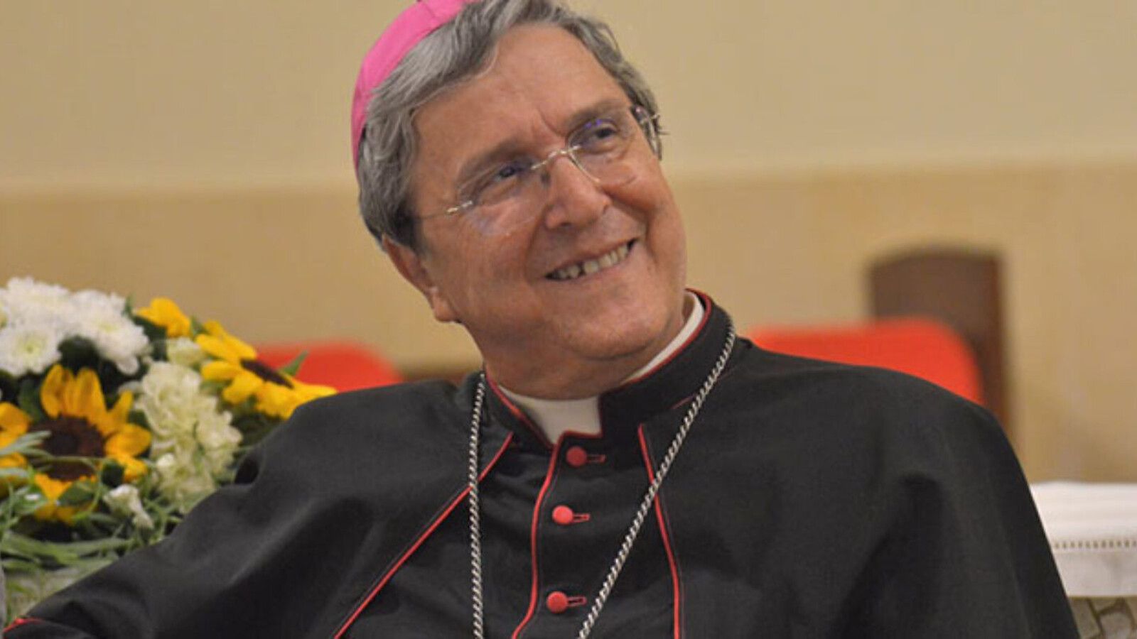 El obispo Savino celebra una misa en Il Gesù para los peregrinos del 