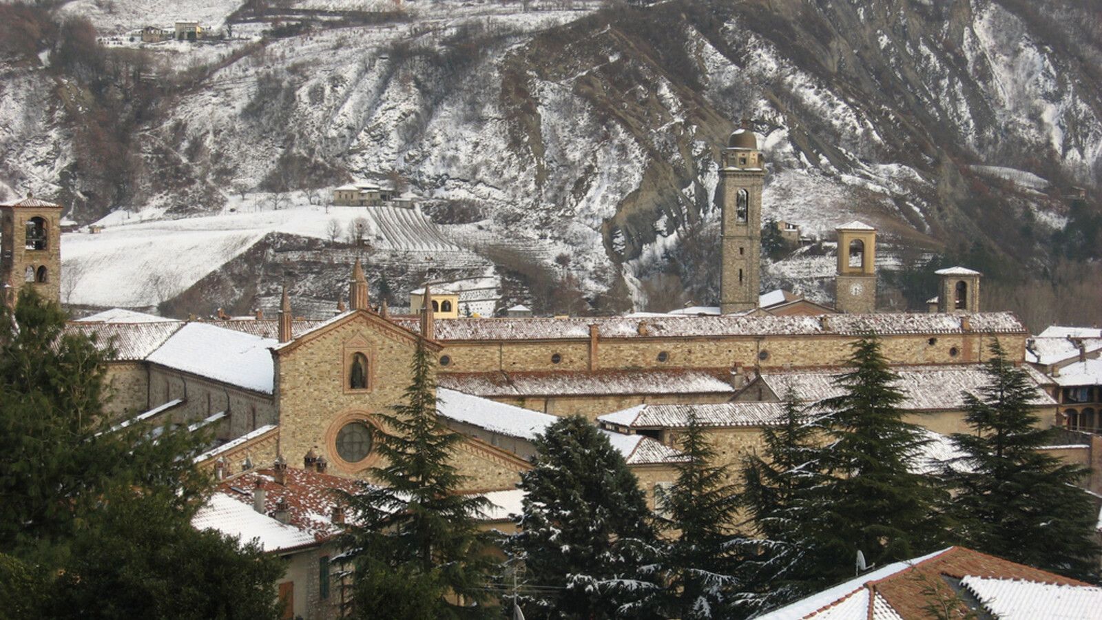 Polémica en Italia: la Diócesis de Piacenza alquila una villa para un evento de brujería y provoca indignación entre los fieles