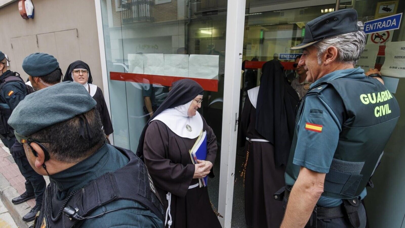 La Guardia Civil evacua a las monjas mayores del convento de Orduña