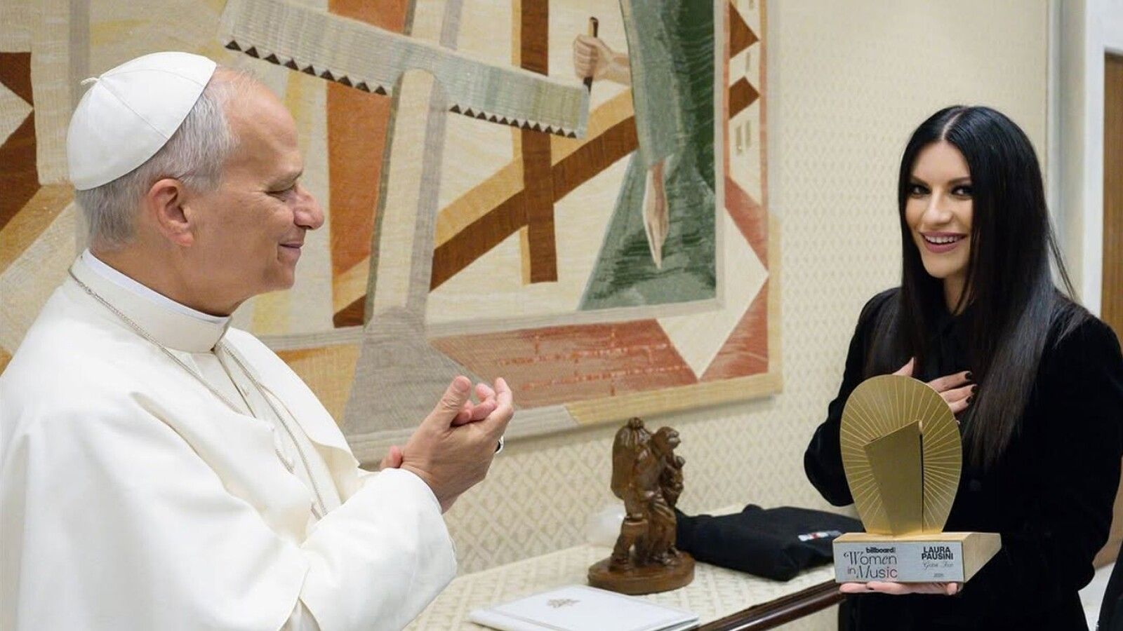 León XIV felicita a Laura Pausini tras recibir el premio Global Icon Award