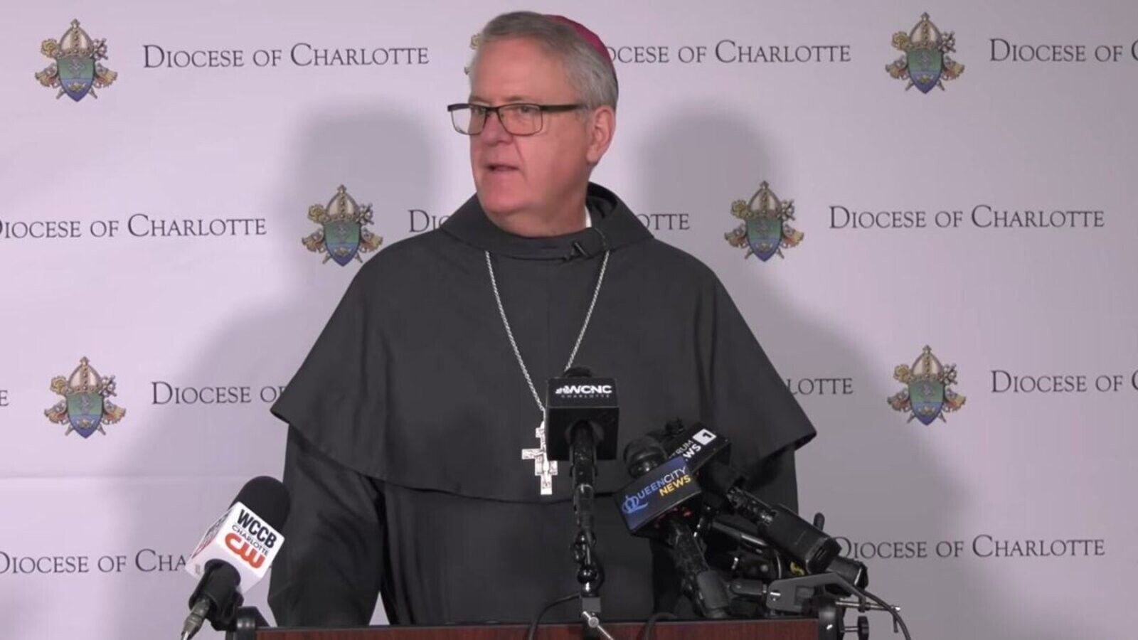 El obispo de Charlotte ordena eliminar las balustradas para la Comunión