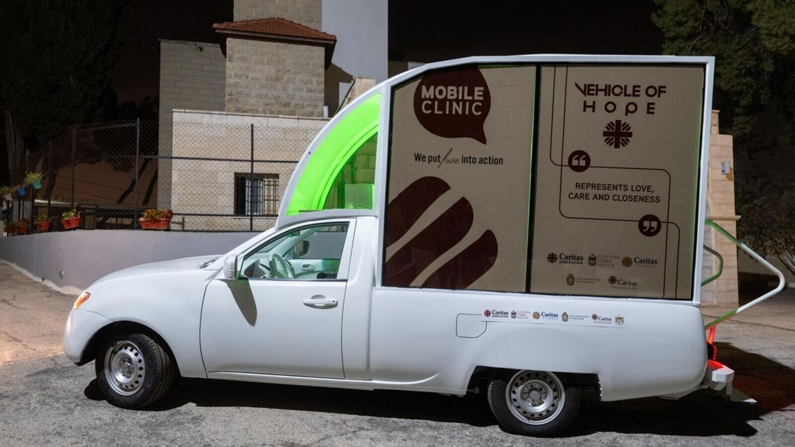 Israel bloquea la entrada del papamóvil convertido en una clínica infantil para Gaza