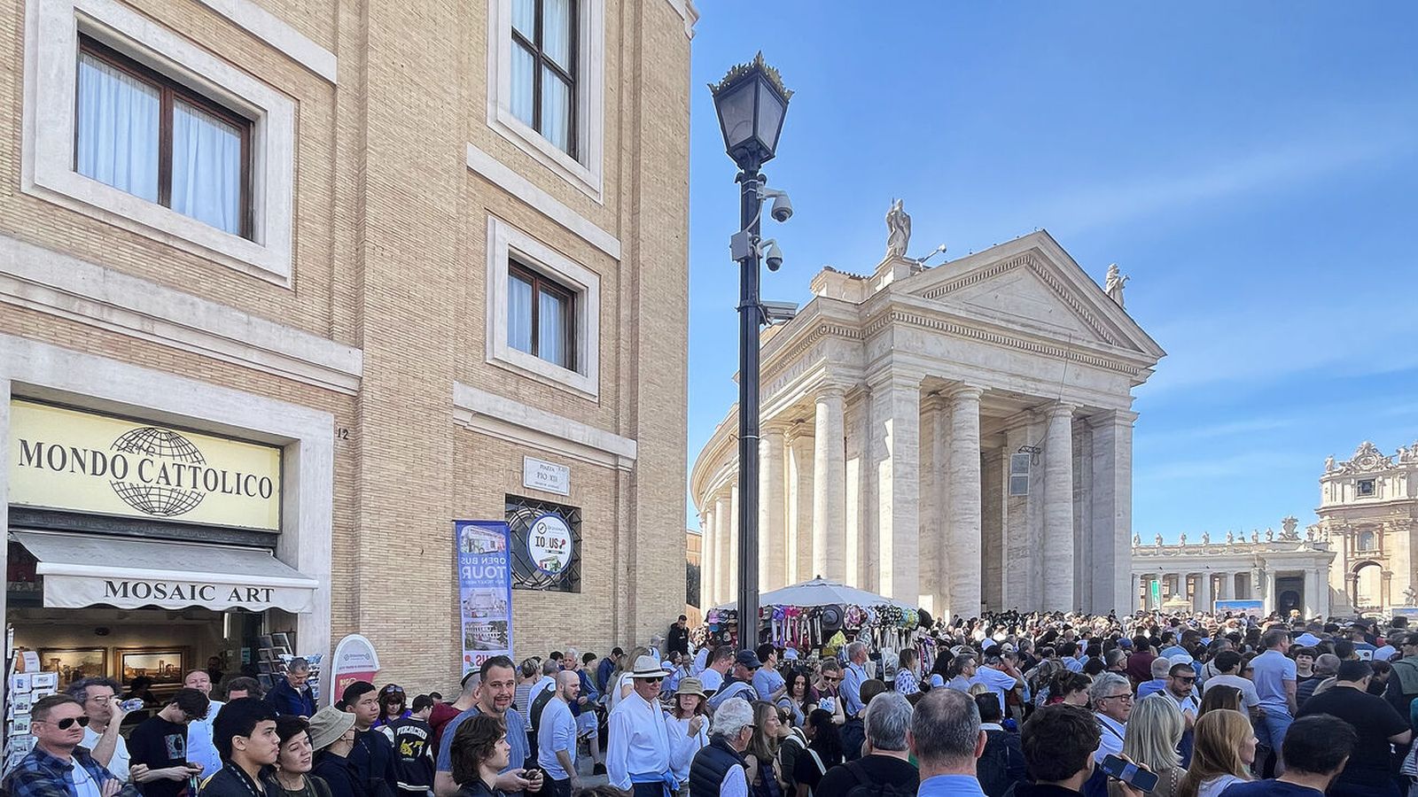 Mondo Cattolico, la tienda junto al Vaticano que bendice cada domingo los artículos religiosos de los fieles de todo el mundo