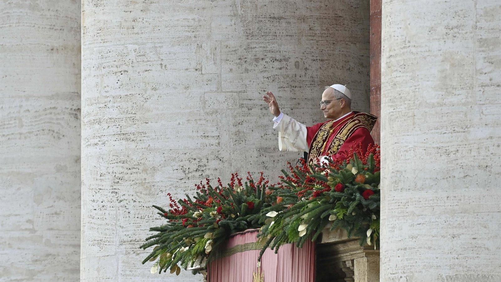 Martínez-Almeida entrega una talla de la Virgen de la Almudena