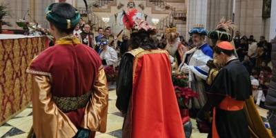 los-reyes-magos-visitan-la-catedral-de-la-almudena-en-madrid