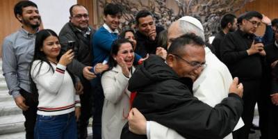 el-papa-leon-xiv-bendice-una-planta-de-cipres-en-audiencia-general