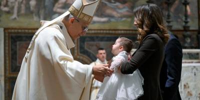 el-papa-leon-xiv-bautiza-a-veinte-hijos-de-empleados-vaticanos-en-la-capilla-sixtina