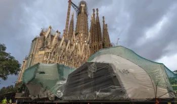 la-sagrada-familia-alcanza-172-5-metros-tras-colocar-la-cruz-en-la-torre-central