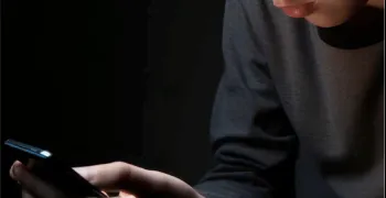 el-sacerdote-robert-steele-alerta-sobre-el-impacto-de-la-pornografia-en-la-salud-mental-juvenil