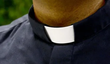 un-sacerdote-denuncia-su-expulsion-de-un-hospital-por-llevar-alzacuellos-en-malaga