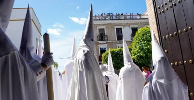 por-que-las-procesiones-se-detienen-en-semana-santa-y-que-significa-realmente