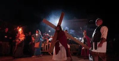 que-significan-los-gestos-del-viernes-santo-el-beso-a-la-cruz-el-silencio-y-la-oscuridad