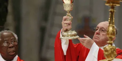 el-cardenal-arinze-advierte-personalizar-la-misa-dana-a-la-iglesia