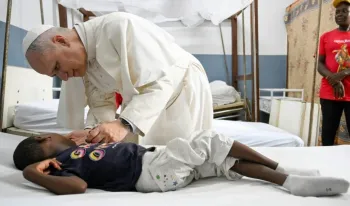 el-papa-visita-un-hospital-en-camerun-y-bendice-a-ninos-y-enfermos
