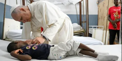 el-papa-visita-un-hospital-en-camerun-y-bendice-a-ninos-y-enfermos