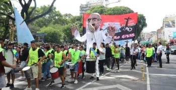 una-multitud-se-reune-en-buenos-aires-para-rendir-homenaje-al-papa-francisco