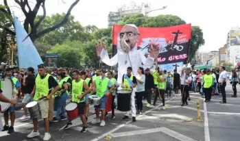 una-multitud-se-reune-en-buenos-aires-para-rendir-homenaje-al-papa-francisco