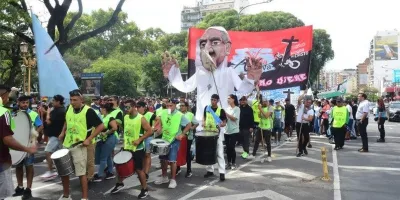 una-multitud-se-reune-en-buenos-aires-para-rendir-homenaje-al-papa-francisco