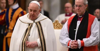 controversia-en-la-iglesia-tras-la-participacion-del-obispo-de-fresno-en-un-rito-anglicano