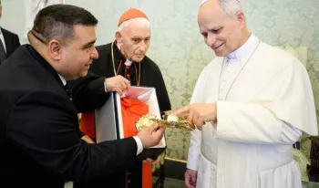 el-cardenal-simoni-entrega-al-papa-una-reliquia-de-martires-albaneses-en-el-vaticano