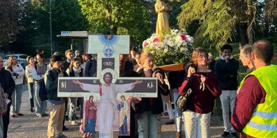 el-rosario-universitario-congrega-a-mas-de-un-centenar-en-la-complutense-y-prepara-la-visita-del-papa