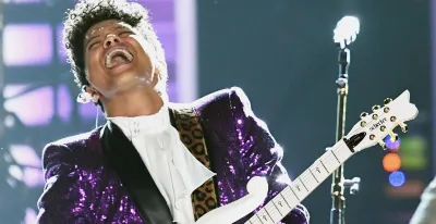 bruno-mars-conmueve-a-sus-fans-con-una-oracion-al-inicio-de-su-gira-mundial